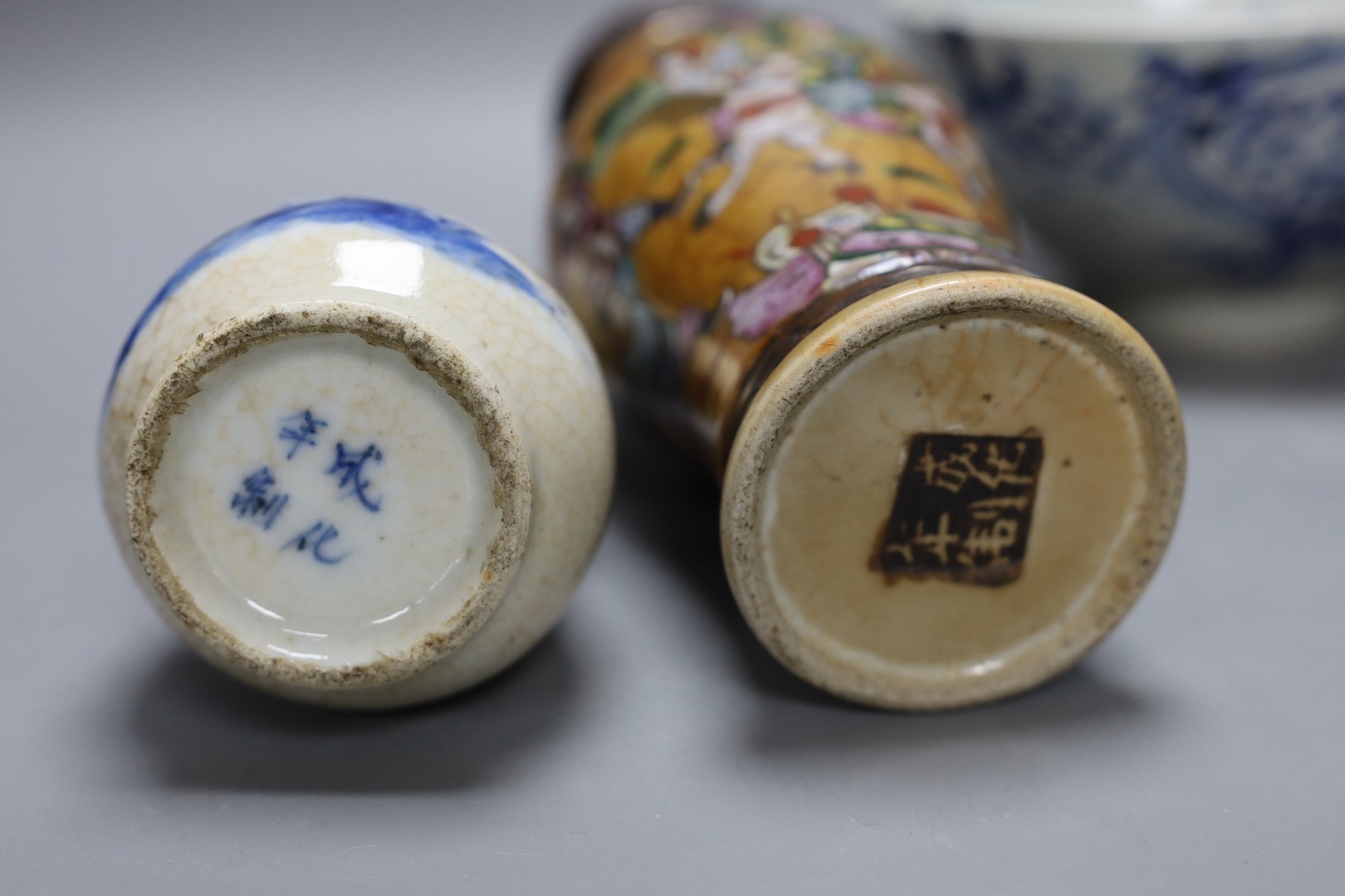 Two Chinese crackleglaze vases, late 19th/early 20th century, tallest 20.5 cm, and a blue and white dragon bowl